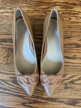 Vionic Women's size 8 Tan Pointed-Toe Flats with Interlocking Knot Accent